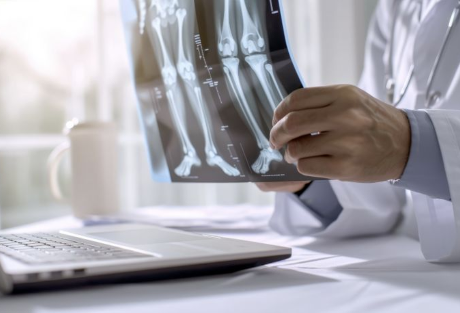 Patient consulting Dr Vishal Patil during first orthopedic visit at Shree Orthopedic and Women’s Care Clinic, Aundh, Pune