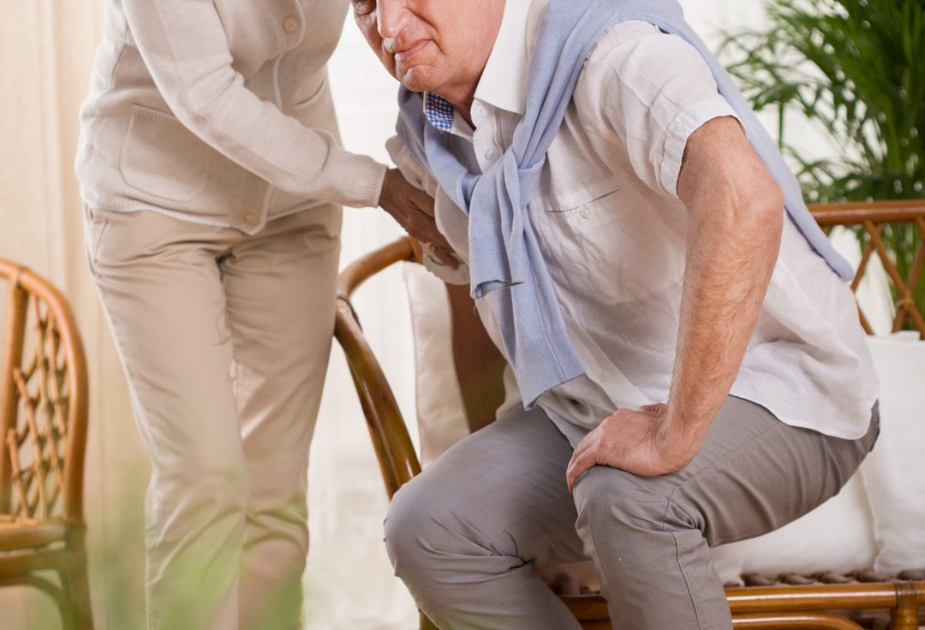 A patient experiencing knee pain due to cold and humid weather, consulting Dr Vishal Patil, orthopedic surgeon in Pune for joint pain treatment.